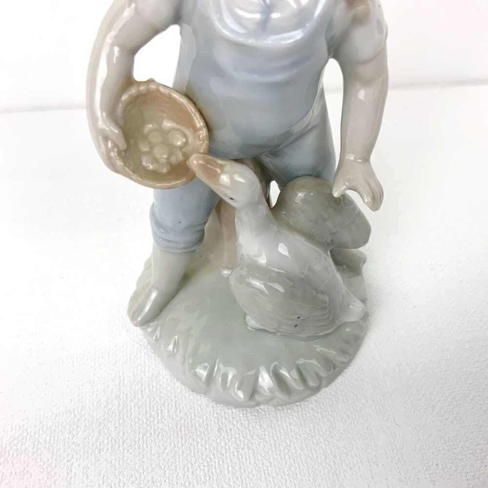 Vintage 1970s - 80s Porcelain Figurine "Girl with Goose" Royal Crown Japan - Picture 8 of 16